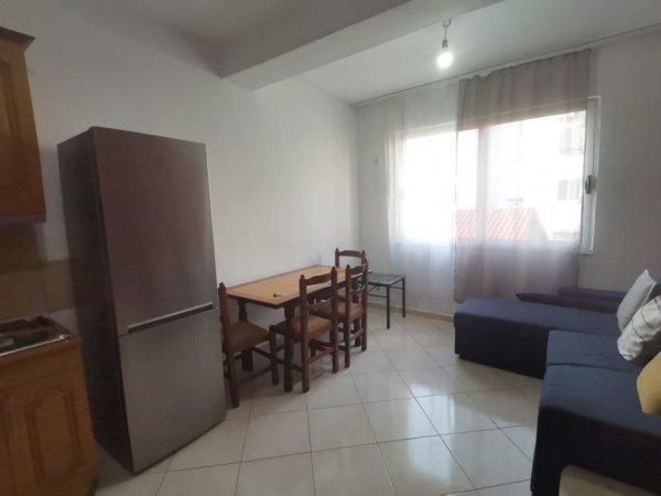Tirane, jepet me qera apartament 1+1+Ballkon Kati 4, 70 m² 400 € (Selite prane Shen Eleonores)