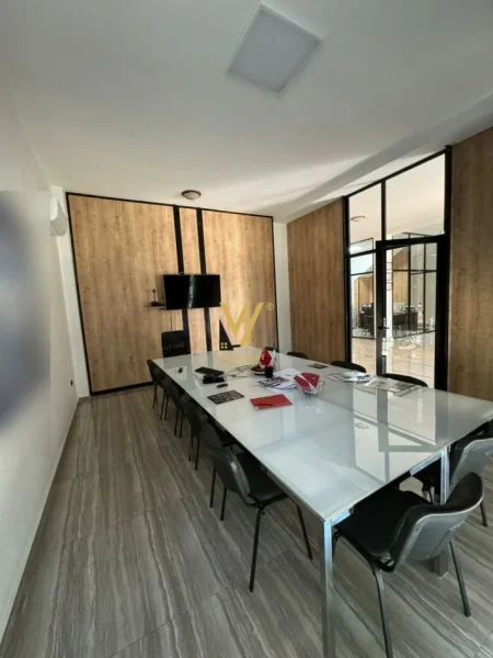 Tirane, jepet me qera zyre Kati 0, 600 m² 2.000 € (RRUGA DRITAN HOXHA)