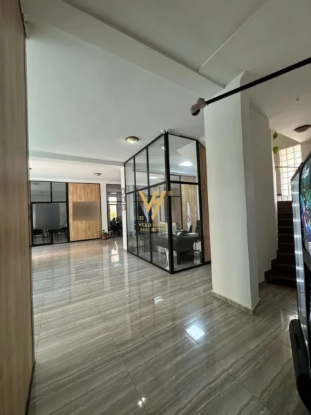 Tirane, jepet me qera zyre Kati 0, 600 m² 2.000 € (RRUGA DRITAN HOXHA)