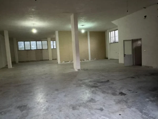 Tirane, jepet me qera magazine Kati 0, 300 m² 1.500 € (Mzez , prane Mobileri Ajax)
