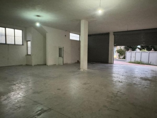 Tirane, jepet me qera magazine Kati 0, 300 m² 1.500 € (Mzez , prane Mobileri Ajax)