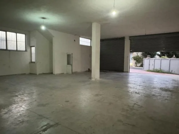 Tirane, jepet me qera magazine Kati 0, 300 m² 1.500 € (Mzez , prane Mobileri Ajax)