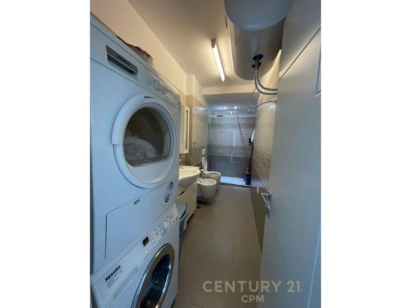 Tirane, jepet me qera apartament 2+1 , 85 m² 700 € (stacioni i trenit)