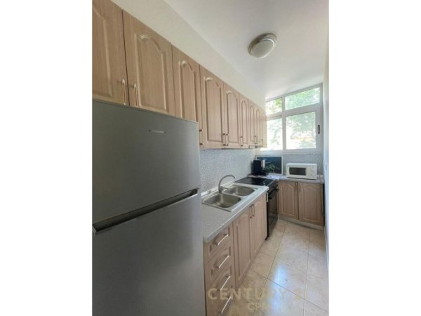 Tirane, jepet me qera apartament 2+1 , 85 m² 700 € (stacioni i trenit)