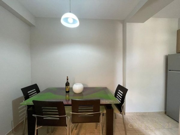 Tirane, jepet me qera apartament 2+1 , 85 m² 700 € (stacioni i trenit)
