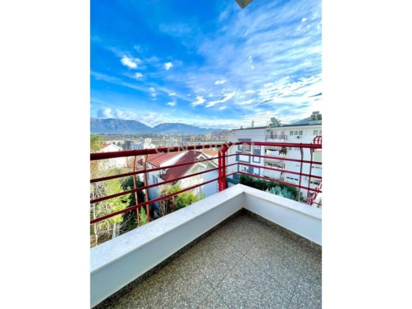 Tirane, jepet me qera apartament 3+1 Kati 4, 175 m² 1.300 € (liqeni i thate)