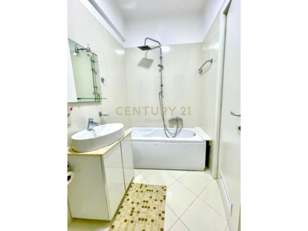 Tirane, jepet me qera apartament 3+1 Kati 4, 175 m² 1.300 € (liqeni i thate)