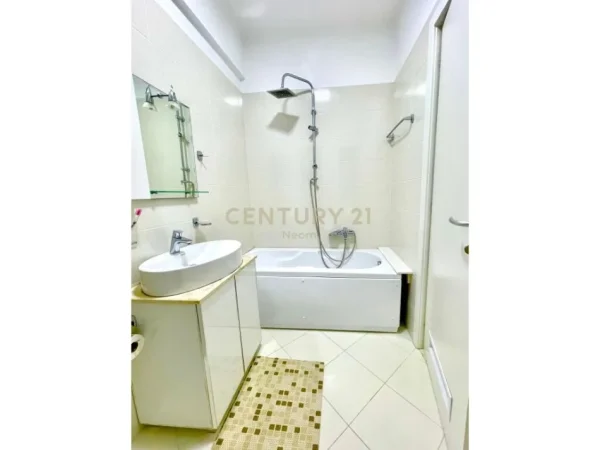 Tirane, jepet me qera apartament 3+1 Kati 4, 175 m² 1.300 € (liqeni i thate)