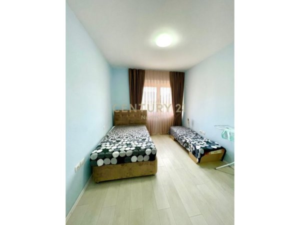 Tirane, jepet me qera apartament 3+1 Kati 4, 175 m² 1.300 € (liqeni i thate)