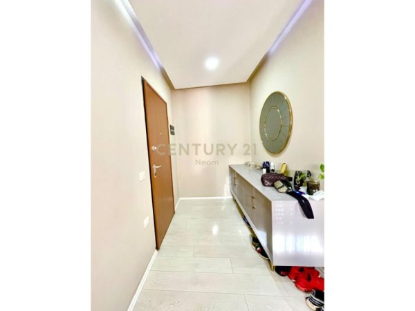 Tirane, jepet me qera apartament 3+1 Kati 4, 175 m² 1.300 € (liqeni i thate)