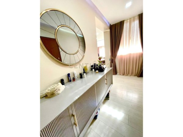 Tirane, jepet me qera apartament 3+1 Kati 4, 175 m² 1.300 € (liqeni i thate)