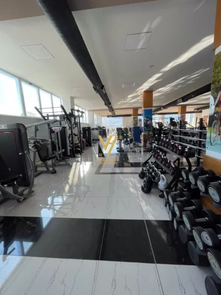 Tirane, jepet me qera ambjent biznesi Kati 0, 3.000 m² 4.000 € (PEZE)