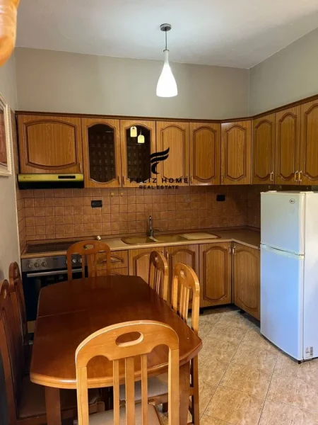Tirane, jepet me qera apartament 2+1+Ballkon Kati 2, 121 m² 700 € (YZBERISHT)