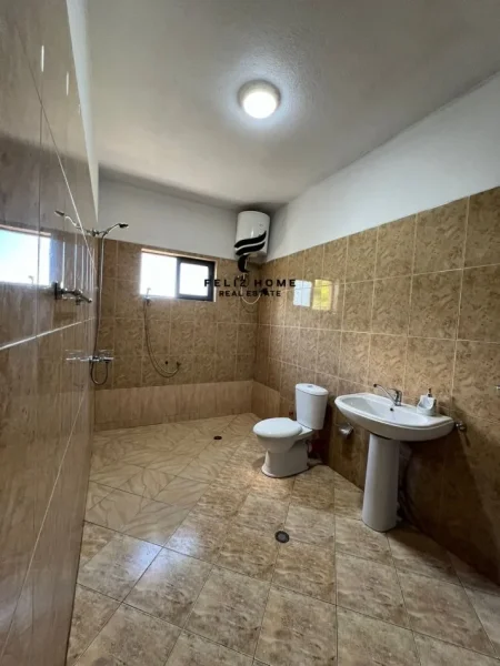 Tirane, jepet me qera apartament 2+1+Ballkon Kati 2, 121 m² 700 € (YZBERISHT)