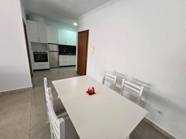 Tirane, jepet me qera apartament 3+1 Kati 4, 120 m² 700 € (don bosko)