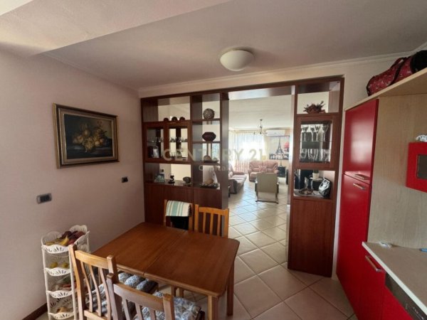 Tirane, jepet me qera apartament 3+1 Kati 7, 330.000 € (komuna e parisit)