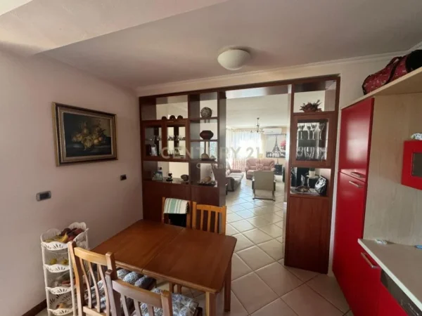 Tirane, jepet me qera apartament 3+1 Kati 7, 330.000 € (komuna e parisit)