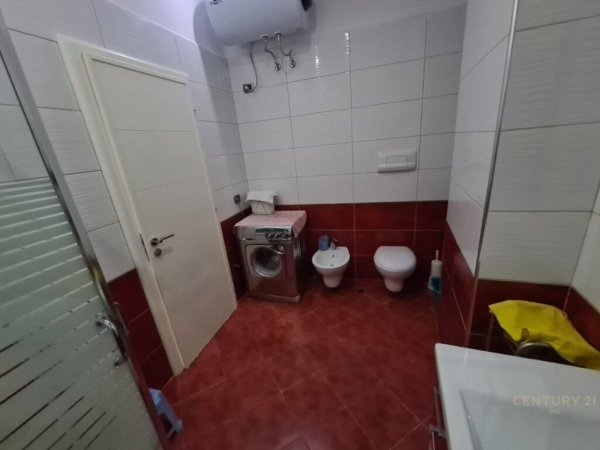 Tirane, jepet me qera apartament 2+1 Kati 2, 107 m² 650 € (selvia)
