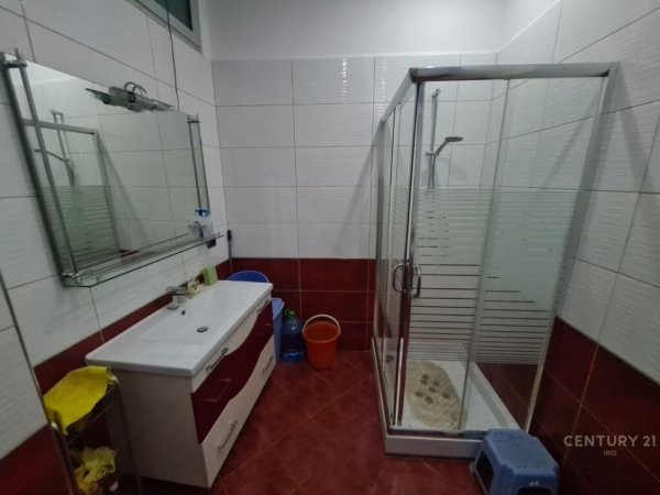 Tirane, jepet me qera apartament 2+1 Kati 2, 107 m² 650 € (selvia)