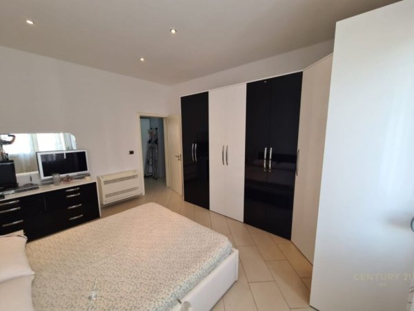 Tirane, jepet me qera apartament 2+1 Kati 2, 107 m² 650 € (selvia)