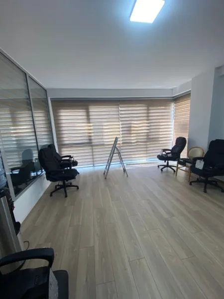 Tirane, jepet me qera ambjent biznesi Kati 1, 140 m² 2.500 € (Rruga e Durresit)