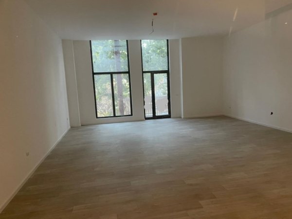 Tirane, jepet me qera ambjent biznesi Kati -2, 124 m² 2.500 € (Rruga e Kavajes)