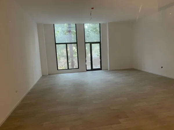 Tirane, jepet me qera ambjent biznesi Kati -2, 124 m² 2.500 € (Rruga e Kavajes)
