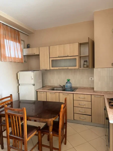 Tirane, jepet me qera apartament 1+1+Ballkon Kati 5, 60 m² 400 € (RRuga Jordan Misja , perballe lavazhit 007)