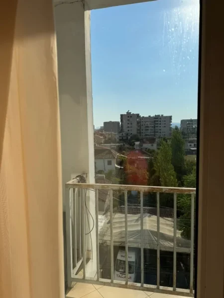 Tirane, jepet me qera apartament 1+1+Ballkon Kati 5, 60 m² 400 € (RRuga Jordan Misja , perballe lavazhit 007)