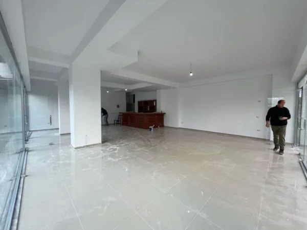 Tirane, jepet me qera ambjent biznesi Kati 0, 112 m² 1.000 € (Astir)