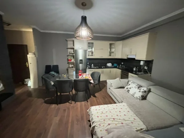 Tirane, jepet me qera apartament 1+1+Ballkon Kati 4, 80 m² 600 € (Rruga Dritan Hoxha)