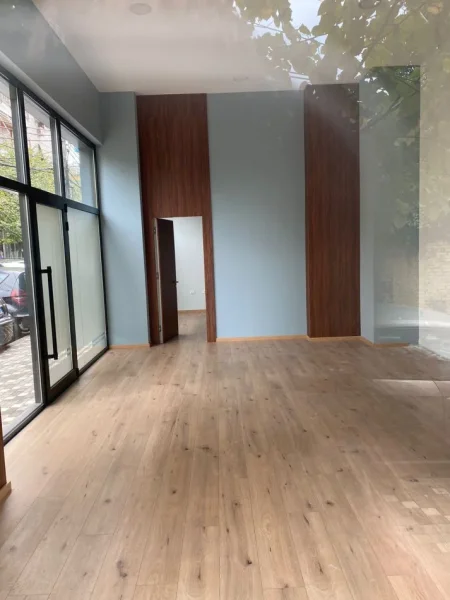 Tirane, jepet me qera ambjent biznesi Kati 0, 60 m² 800 € (21 Dhjetori)