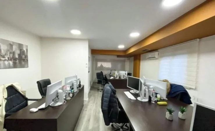 Tirane, jepet me qera zyre Kati 0, 200 m² 3.000 € (Bllok)