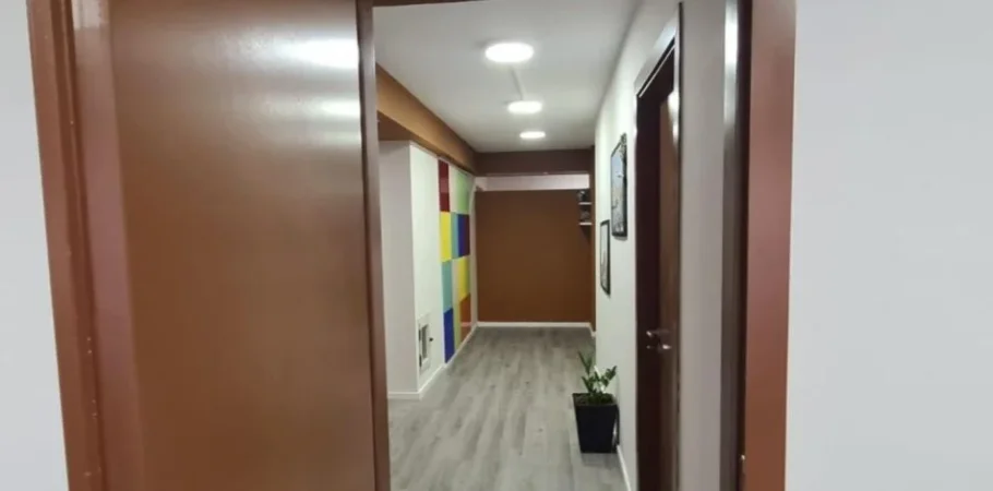 Tirane, jepet me qera zyre Kati 0, 200 m² 3.000 € (Bllok)