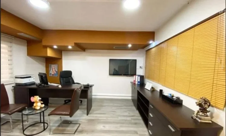Tirane, jepet me qera zyre Kati 0, 200 m² 3.000 € (Bllok)