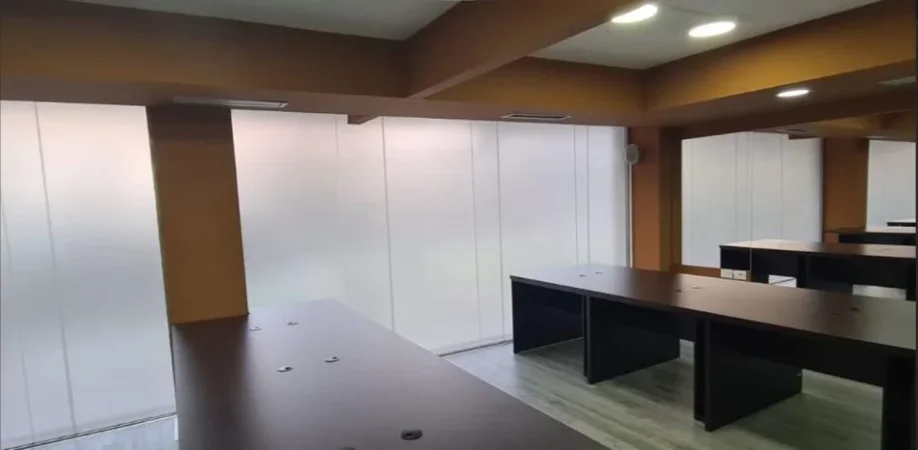 Tirane, jepet me qera zyre Kati 0, 200 m² 3.000 € (Bllok)