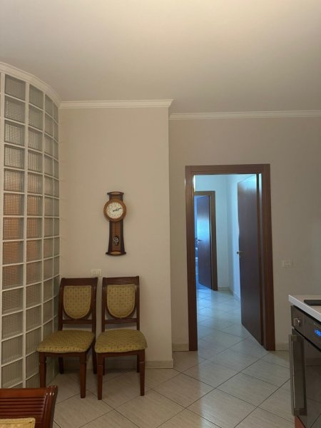Tirane, jepet me qera apartament 2+1+Ballkon Kati 2, 120 m² 650 € (Don Bosko)