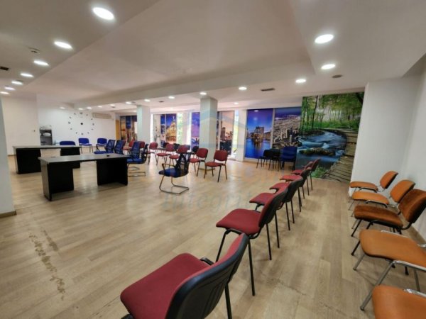 Tirane, jepet me qera ambjent biznesi Kati 1, 289 m² 2.500 € (Petro Nini Luarasi)
