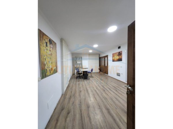 Tirane, jepet me qera ambjent biznesi Kati 1, 289 m² 2.500 € (Petro Nini Luarasi)