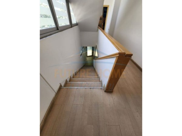 Tirane, jepet me qera ambjent biznesi Kati 1, 289 m² 2.500 € (Petro Nini Luarasi)