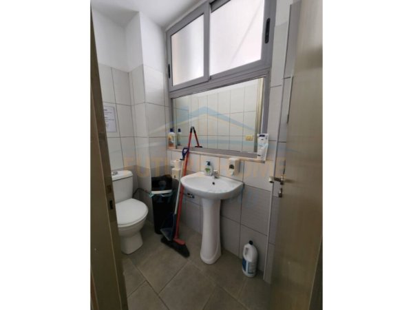 Tirane, jepet me qera ambjent biznesi Kati 1, 289 m² 2.500 € (Petro Nini Luarasi)
