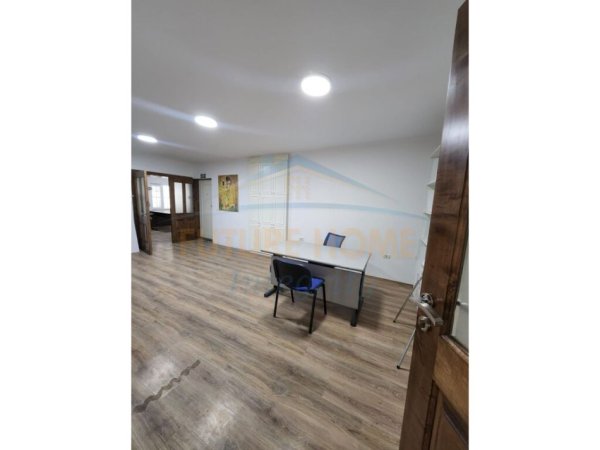 Tirane, jepet me qera ambjent biznesi Kati 1, 289 m² 2.500 € (Petro Nini Luarasi)