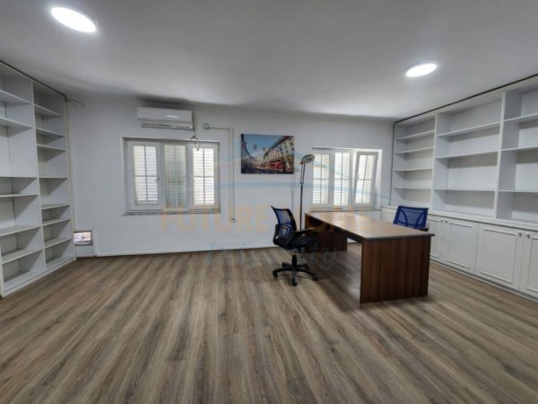 Tirane, jepet me qera ambjent biznesi Kati 1, 289 m² 2.500 € (Petro Nini Luarasi)
