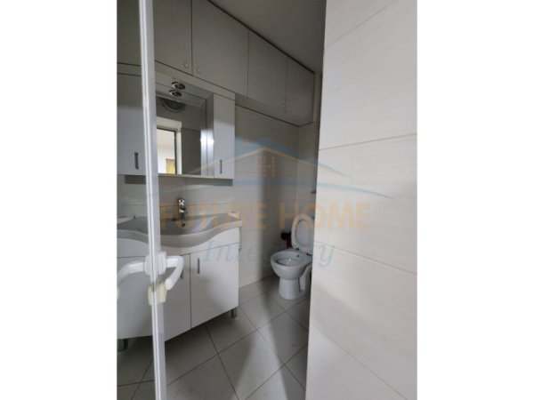 Tirane, jepet me qera ambjent biznesi Kati 1, 289 m² 2.500 € (Petro Nini Luarasi)
