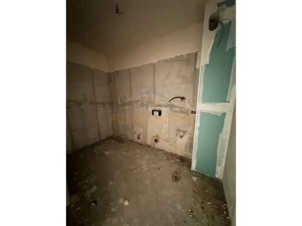 Tirane, shitet apartament 2+1+Ballkon Kati 2, 108 m² 167000 € (Bulevardi i Ri)