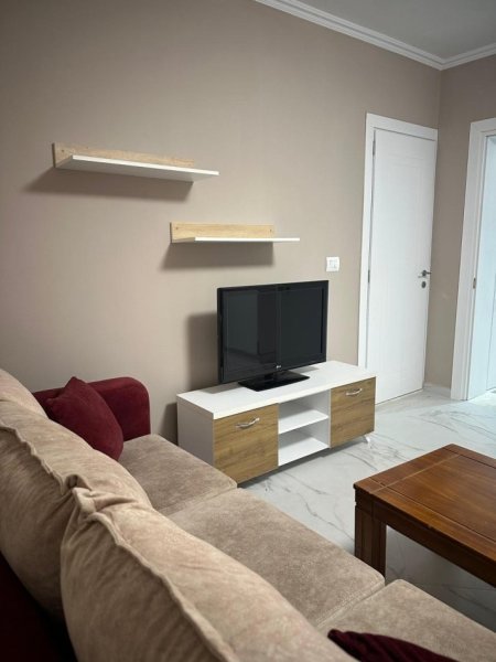 Tirane, jepet me qera apartament 1+1 Kati 1, 55 m² 450 € (Senatorium)