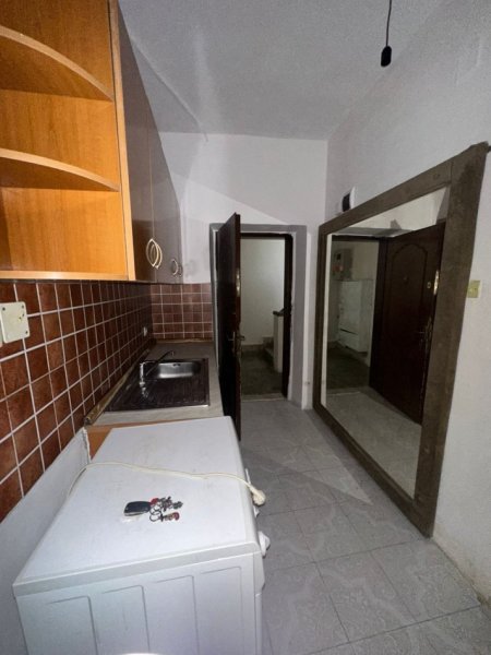 Tirane, jepet me qera apartament 1+1 Kati 1, 30 m² 280 € (Rruga e Kavajës)