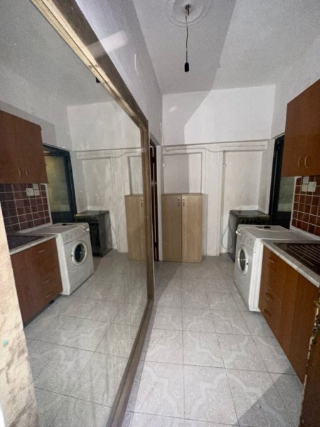 Tirane, jepet me qera apartament 1+1 Kati 1, 30 m² 280 € (Rruga e Kavajës)