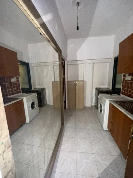 Tirane, jepet me qera apartament 1+1 Kati 1, 30 m² 280 € (Rruga e Kavajës)