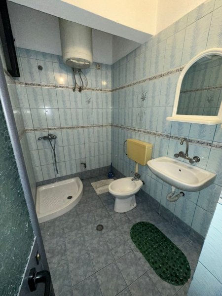 Tirane, jepet me qera apartament 1+1 Kati 1, 30 m² 280 € (Rruga e Kavajës)